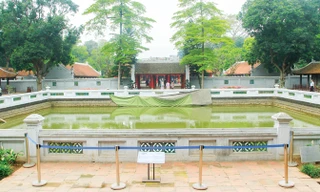 Khu vực giếng Thiên Quang bị xuống cấp nay được tạm gia cố và cảnh báo cho du khách. Ảnh: Toan Toan.