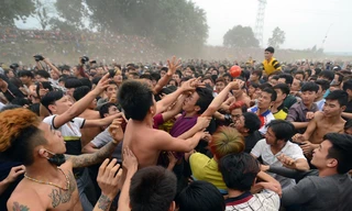 Cảnh hỗn loạn xô nhau tại lễ hội cướp phết Hiền Quan (Phú Thọ). Ảnh: Hồng Vĩnh.