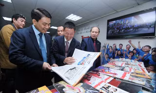 Chủ tịch UBND thành phố Hà Nội Nguyễn Đức Chung thăm gian trưng bày báo Tiền Phong. Ảnh: T.N.