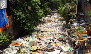 Kênh Hy Vọng thoát nước cho sân bay Tân Sơn Nhất ngập đầy rác.