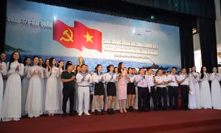 Ðại diện Ban tổ chức HHVN và các thí sinh hát cùng các chiến sĩ Hải quân Lữ đoàn 170.