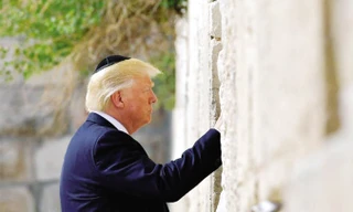 Tổng thống Donald Trump bên Bức Tường. Ảnh: NBC News.