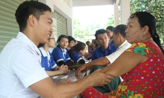 Chiến sỹ Mùa hè xanh trường ÐH Y dược TPHCM chăm sóc sức khỏe người dân. Ảnh: NGÔ TÙNG.