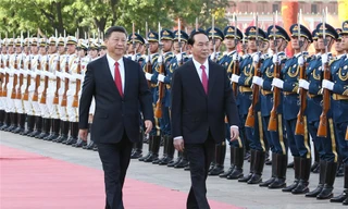 Tổng Bí thư, Chủ tịch Trung Quốc Tập Cận Bình và Chủ tịch nước Trần Đại Quang duyệt Đội quân danh dự. Ảnh: Xinhuanet