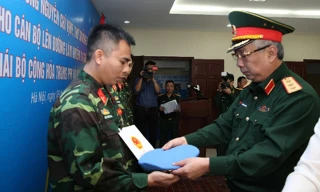 Thượng tướng Nguyễn Chí Vịnh trao quyết định và mũ nồi xanh - biểu tượng của lực lượng gìn giữ hòa bình Liên Hợp Quốc cho 5 sỹ quan.