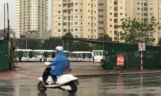 Đất xây trường tại đô thị Nam Trung Yên biến thành bãi rửa xe. Ảnh: Minh Tuấn.