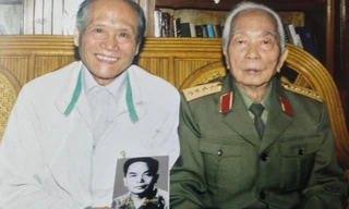 Trung tướng Hồng Cư và Đại tướng.