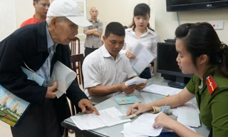 Sổ hộ khẩu hiện đang là yêu cầu bắt buộc trong nhiều thủ tục hành chính đối với người dân. Ảnh: Như Ý.