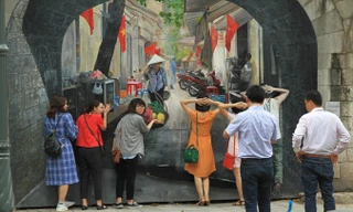 Du khách tương tác với tác phẩm trong dự án nghệ thuật công cộng Phùng Hưng.