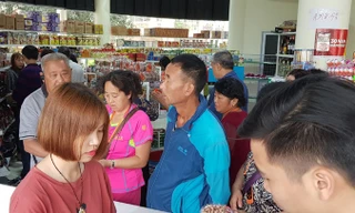 Khách Trung Quốc luôn chi mạnh hầu bao cho những món hàng họ thích. Ảnh: Hoàng Dương.