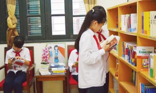 Học sinh Trường THCS Chu Văn An đến phòng tham vấn tâm lý đọc sách kỹ năng sống. Ảnh: N.H.