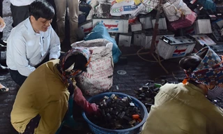 Đại diện Bộ Y tế kiểm tra việc tái chế chì tại thôn Đông Mai.