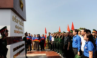 Lễ chào cờ tại cột cờ chủ quyền Tổ quốc trên đảo Trần ngày 22/8. Ảnh: Xuân Tùng.