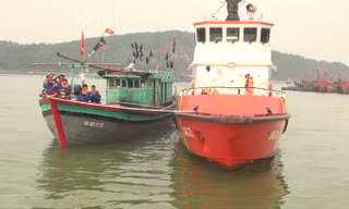 13 ngư dân cùng tàu cá được tàu cứu hộ, cứu nạn SAR 273 lai dắt vào bờ an toàn.