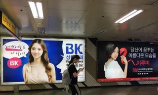 Quảng cáo phẫu thuật thẩm mỹ nhan nhản tại các ga điện ngầm của Hàn Quốc sẽ bị dỡ bỏ hoàn toàn vào năm 2022. Ảnh: SCMP.
