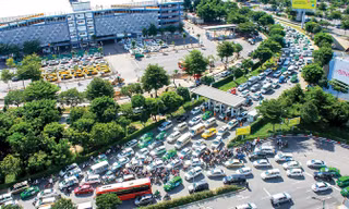 Cảnh giao thông ùn tắc tại cổng sân bay Tân Sơn Nhất - TP Hồ Chí Minh chiều ngày 9/1. Ảnh: Như Ý.