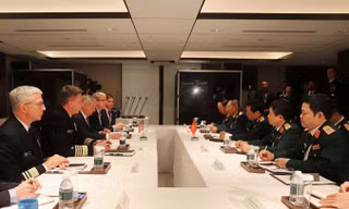 Bộ trưởng Quốc phòng Việt Nam Ngô Xuân Lịch hội đàm với Bộ trưởng Quốc phòng Mỹ James Mattis bên lề Đối thoại Shangri-la. Ảnh: TTXVN.