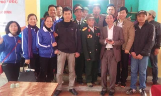 Cựu binh Phương Văn Phín (giữa, hàng đầu) trong lễ khánh thành nhà mới.