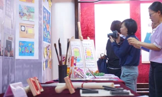 “Giáo cụ” trong chương trình đưa học sinh tìm hiểu di sản Văn Miếu Quốc Tử Giám. Ảnh: Nguyên Khánh.