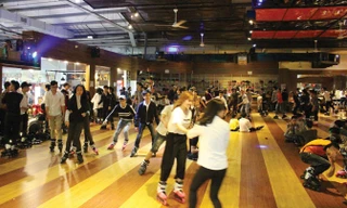 Một sân trượt patin trong nhà thu hút nhiều bạn trẻ trong dịp hè 2017. Ảnh: M.P.H.