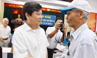Viện trưởng Viện KSND tối cao Lê Minh Trí tiếp xúc cử tri quận 5.