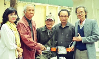 Vợ chồng Thu Bồn, NSND Doãn Hoàng Giang, nhà văn Ngô Thảo, nhà văn Nguyễn Xuân Khánh (từ trái qua). Ảnh: Nguyễn Đình Toán.