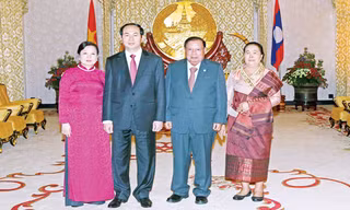 Chủ tịch nước Trần Đại Quang cùng phu nhân chụp ảnh chung với Tổng Bí thư, Chủ tịch nước Lào Bounnhang Vorachith và phu nhân tại lễ đón. Ảnh: TTXVN.