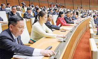 Trước những vấn đề quan trọng của đất nước, các đại biểu đều lắng nghe ý kiến tâm tư, nguyện vọng của nhân dân rồi mới tiến hành biểu quyết thông qua. Ảnh: Như Ý.