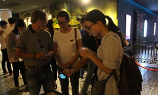 Người xem triển lãm trải nghiệm công nghệ 3D AR Art và thích thú khi hình ảnh cầu Rồng, cầu sông Hàn... hiện lên chân thực từ mọi góc độ. Ảnh: Giang Thanh.