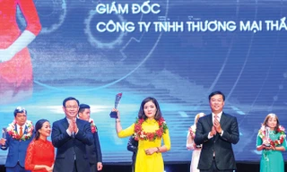 Phó Thủ tướng Vương Ðình Huệ và Bí thư thứ nhất T.Ư Ðoàn Lê Quốc Phong trao khen thưởng cho doanh nhân trẻ khởi nghiệp xuất sắc năm 2018. (Trong ảnh là nữ doanh nhân Chế Thị Hoài Thanh, Giám đốc Cty TNHH Thương mại Thắng Thanh). Ảnh: Xuân Tùng.