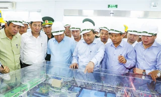 Thủ tướng Nguyễn Xuân Phúc thăm và làm việc tại Cty TNHH gang thép Hưng Nghiệp Formosa Hà Tĩnh. Ảnh: Thống nhất/TTXVN.