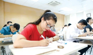 Thí sinh làm bài thi tốt nghiệp THPT quốc gia 2017. Ảnh: Như Ý.