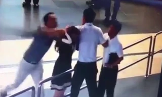 Hình ảnh xô xát giữa nữ nhân viên Cảng Hàng không Nội Bài với hai nam hành khách. Ảnh: Cắt từ clip.