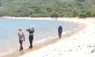 Người dân làng Vân trở về sau buổi đánh cá trưa tại làng cũ. Ảnh: Giang Thanh.