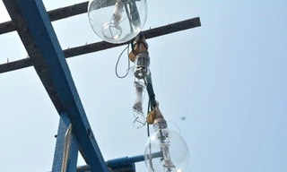 Bóng đèn trên tàu QNa 91865 bị bắn bể