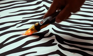 Người dân dùng bút thử điện chạm vào vật dụng.