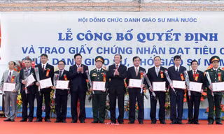 Hội đồng chức danh Giáo sư Nhà nước tổ chức Lễ công bố quyết định và trao giấy chứng nhận đạt tiêu chuẩn giáo sư, phó giáo sư (năm 2013). Ảnh: TTXVN.