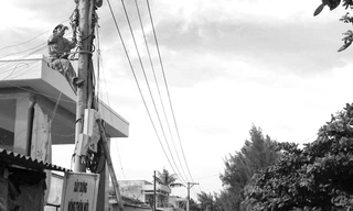 Đưa điện lưới quốc gia ra các huyện đảo là nhiệm vụ quan trọng của EVN để góp phần phát triển kinh tế xã hội. Ảnh: Phong Cầm.