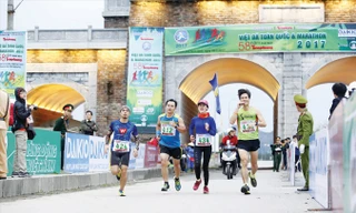 Các VĐV phong trào tham dự cự ly marathon tại Việt dã toàn quốc và marathon giải báo Tiền Phong lần thứ 58 năm 2017 tại Ninh Bình. Ảnh: Như Ý.