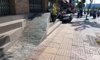 Nhiều căn nhà trên đường Phạm Văn Đồng (TPHCM) có nền nhà cao chênh vênh so với lề đường.