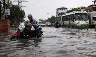 Đường vẫn ngập nặng sau mưa.