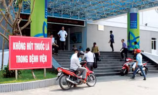 Biển hiệu cấm hút thuốc lá được quy định trong khuôn viên bệnh viện.