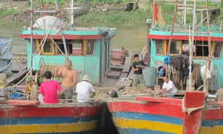 Ngư dân chuẩn bị ngư lưới cụ cho chuyến ra khơi. Ảnh: Phạm Thanh.