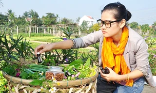 Nguyễn Ngọc Anh và các sản phẩm tinh chế từ Trà Quế. Ảnh: Nguyễn Trang.