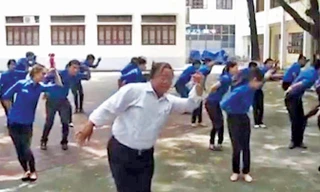 Ông Mùi khăn quàng đỏ trong một chương trình hoạt động của Nhà Thiếu nhi.