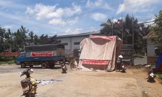 Người dân dựng lều trước cổng Cty BISON.