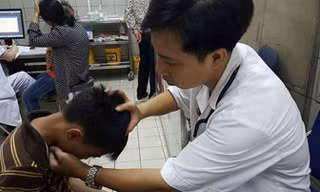 Bác sĩ khám cho trẻ bị viêm đường hô hấp.