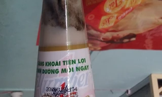 Một trong số những chai được ông Huy chụp ảnh gửi đến Hội bảo vệ người tiêu dùng huyện Cái Nước (Cà Mau) vì thấy có vật lạ bên trong.
