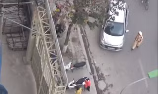 Các phóng viên tìm cách tiếp cận từ nhiều góc độ.