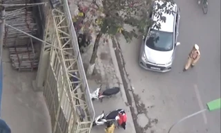 Các phóng viên tìm cách tiếp cận từ nhiều góc độ.